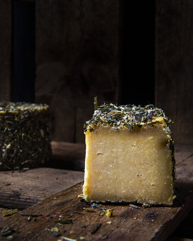 Queso semicurado vegano con hierbas provenzales, Veggie Karma