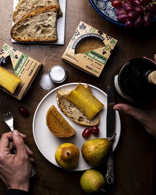 Queso semicurado Vegano con Reducción de Vino Blanco, Ecológico, Veggie-Karma