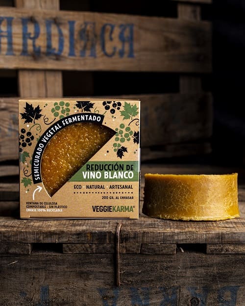 Queso semicurado Vegano con Reducción de Vino Blanco, Ecológico, Veggie-Karma