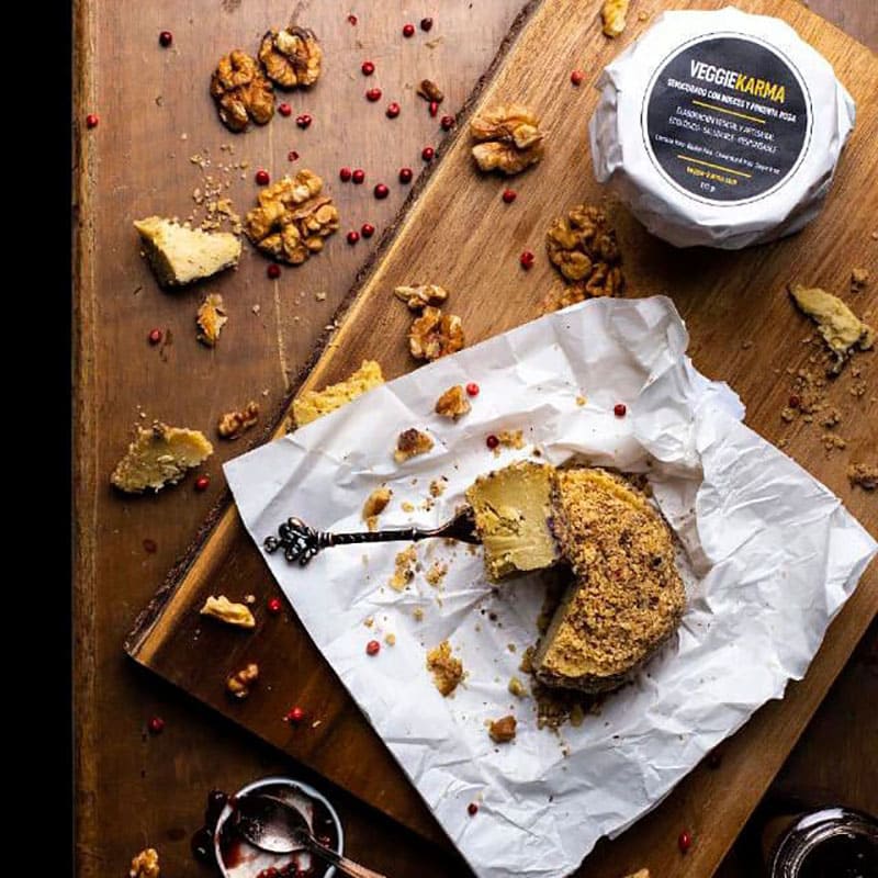 Queso Vegano Semicurado con nueces y pimienta rosa, Veggie Karma