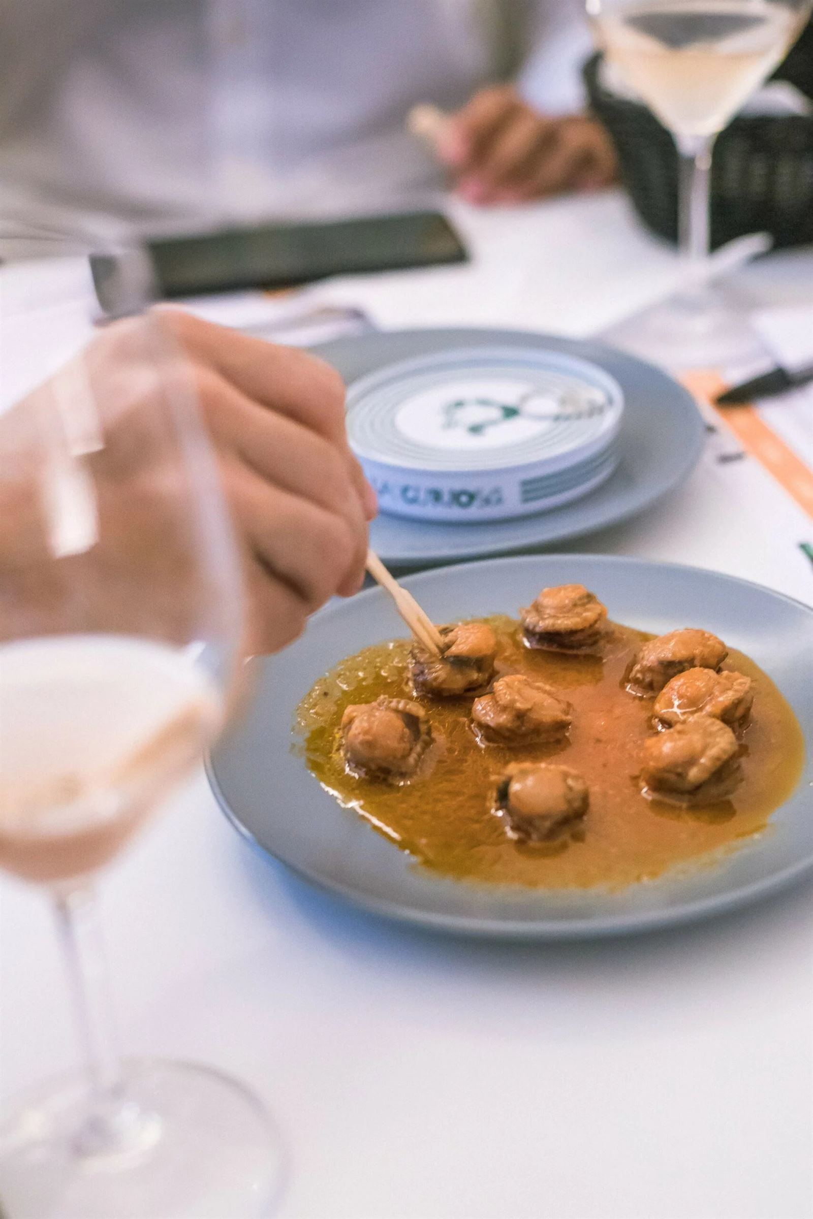 Zamburiñas en salsa de vieira, La Curiosa