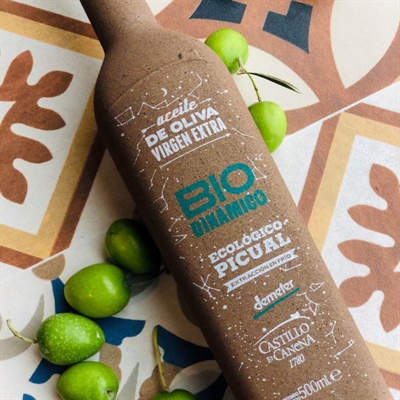 Elevate your classic salads with the intense flavor of Picual extra virgin olive oil.