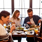 Millennials y Generación Z reinventan la gastronomía: el auge del aperitivo, el tardeo y el consumo gourmet sin alcohol
