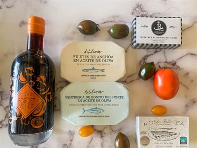 How should you treat gourmet customers online?